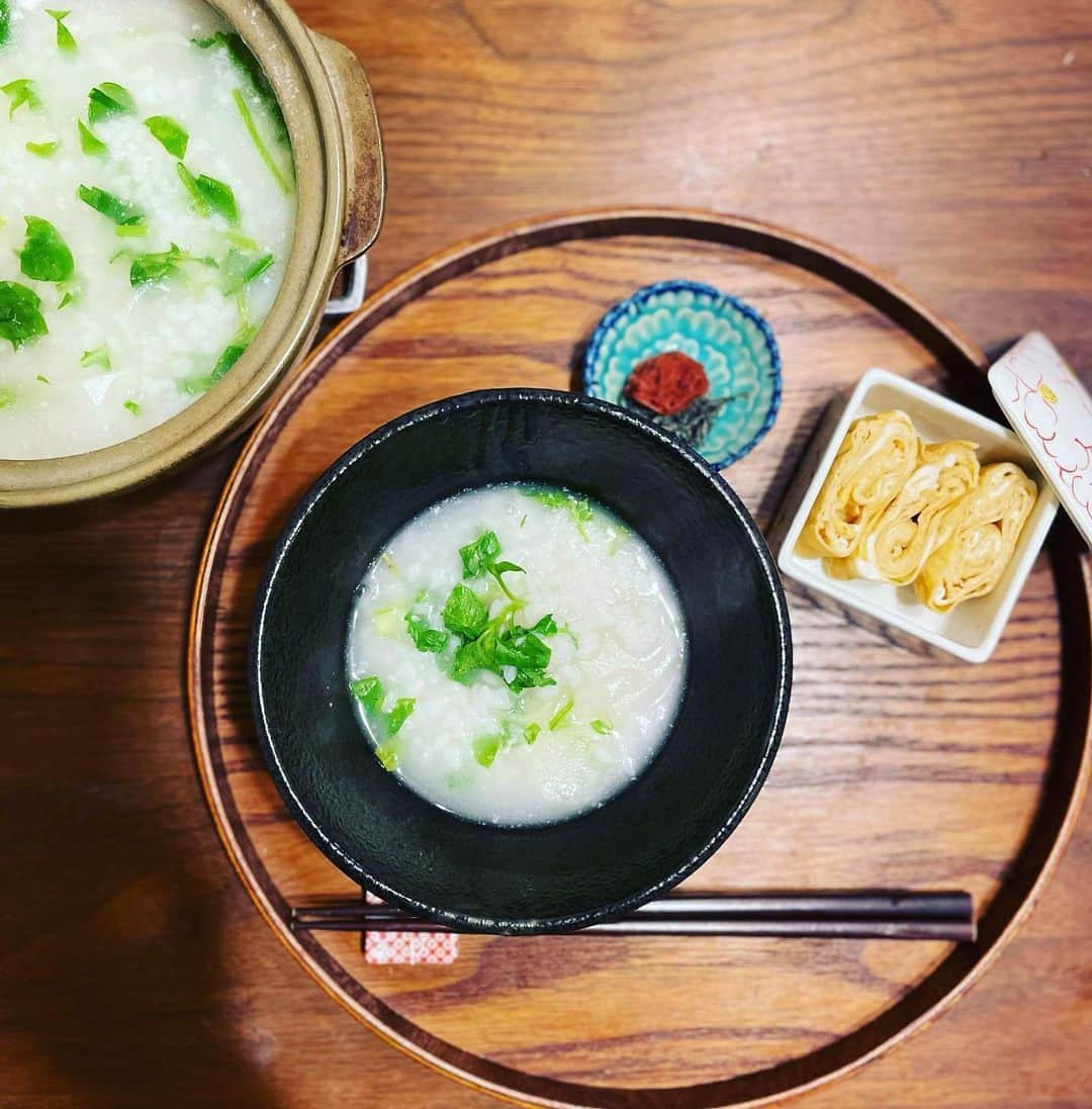 川島カヨさんのインスタグラム写真 - (川島カヨInstagram)「七草粥は毎年きっちり食べる派です。 ⁡ 胃を休めてのんびりゆっくり。 今年も中華風に卵焼きつきです。 ⁡ ⁡ #きょうのごはん #適当ごはん #おうちごはん #おうちごはんlover #ゆるめし #japaneasefood #クッキングラム #ひとりごはん #食卓日記 #献立 #家庭料理 #homecook #Homemadefood #日本食 #Japanesefood #ひとり定食 #お盆でごはん  #七草粥 #せり ＃なずな #すずな #すずしろ #ごぎょう #はこべら #ほとけのざ #sidedish #お節 ⁡ ⁡ ⁡」1月7日 15時00分 - pandakayo