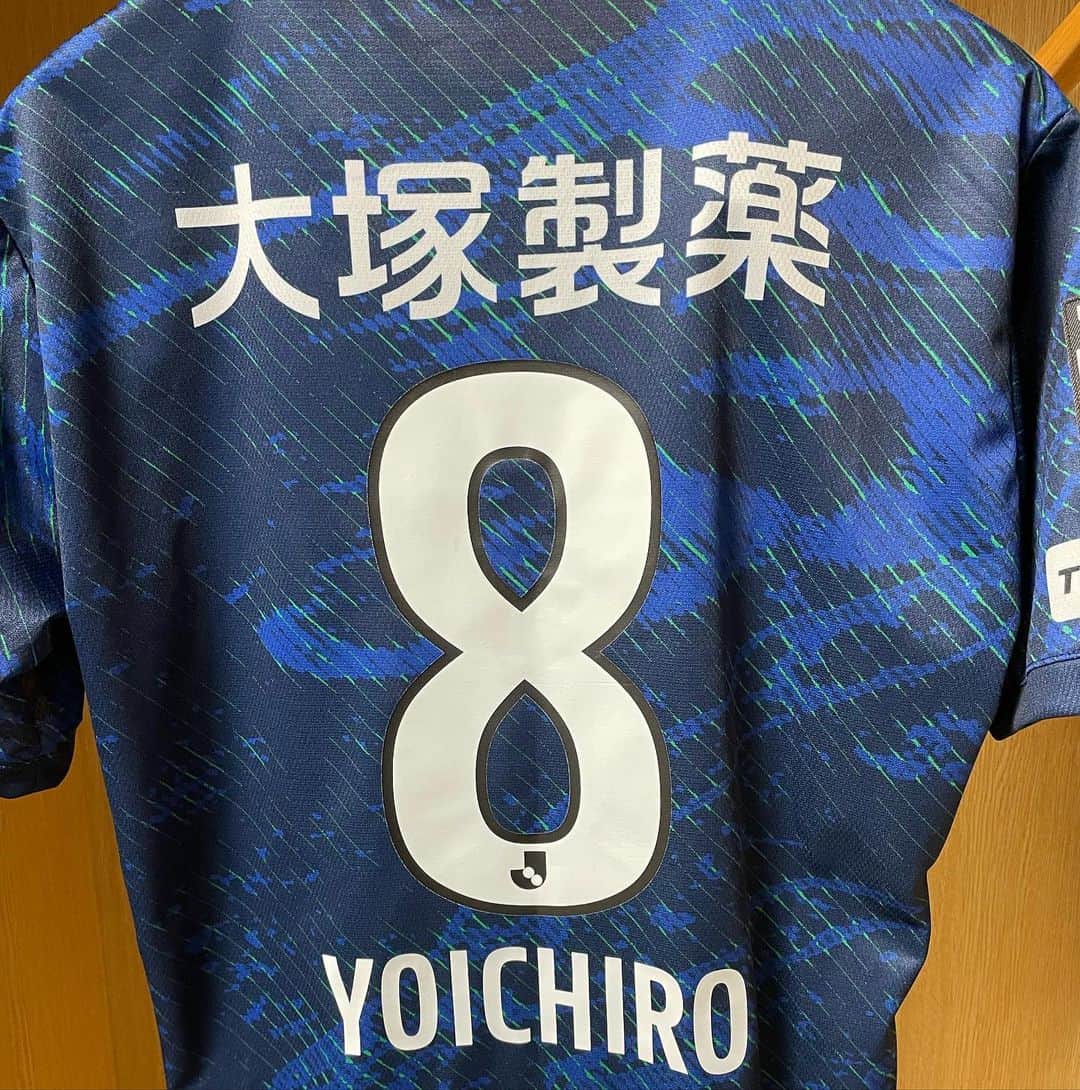 のインスタグラム：「明けましておめでとうございます。 誕生日おめでとうのメッセージは妻からたくさん聞かせてもらいました。 ありがとうございます。 そして徳島ヴォルティスに関わるすべての皆様、ただいま。 何よりありがとう。 2023年、必ず昇格しましょう。」