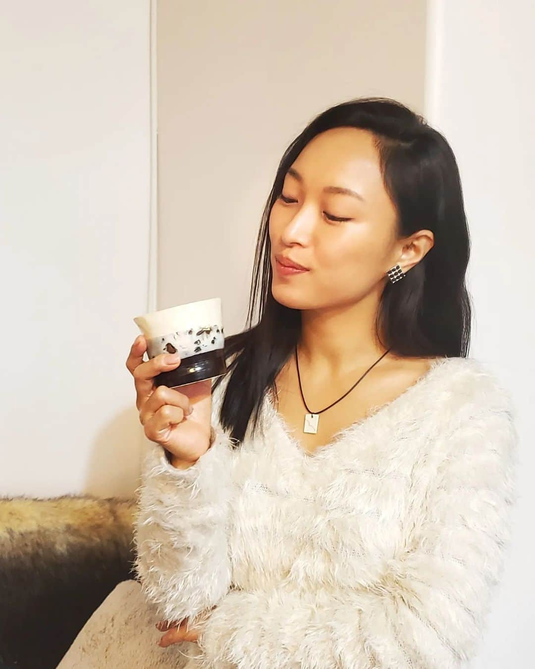 鈴木みほのインスタグラム：「年末年始。Year-end and New Year's holidays. Grateful to be blessed with good people and feasts. The first picture is me trying on a ceramic necklace I made for my friend's birthday.  I also made the cup. The second one is my very first Chinese-style hot pot at my friend's birthday party, beautifully prepared by Angel 😲👏. The big difference is the dipping sauce which is similar to sukiyaki. The yellow and white fish cakes are immitation-sea-urchin-cakes! Wow🤯✨ The third to eighth ones are both traditional and non traditional holiday foods and my first time playing the board game called Colt Express etc. I ate a lot of food, so I'm going to exercise more🤸 年末年始。 良き人たちとごちそうに恵まれたことに感謝。 1枚目は友人の誕生日に作った陶器のネックレスを確認のため試着しているところ。ついでにろくろを回して作ったコップも。 2枚目はその誕生日会で初めての中国風の鍋。Angelが美しく用意してくれた😲👏すき焼きみたいに生卵と醤油などいろいろ混ぜたものにディップして食べるスタイルで美味しい。黄色と白の丸いかまぼこは、カニカマならぬウニカマ！初めてっ🤯✨ 3枚目はお正月のかるた取りではないけれど、いろいろなゲームをしているところ。 4枚目は以降は年末年始の食べ物と、初めての #coltexpress というボードゲーム。 みんなから元気をもらったので、今年も、さっそくいろいろなことに挑戦して行こうと思います。たくさん食べたのでエクササイズももりもりやっていきます🤸‍♂️✨」