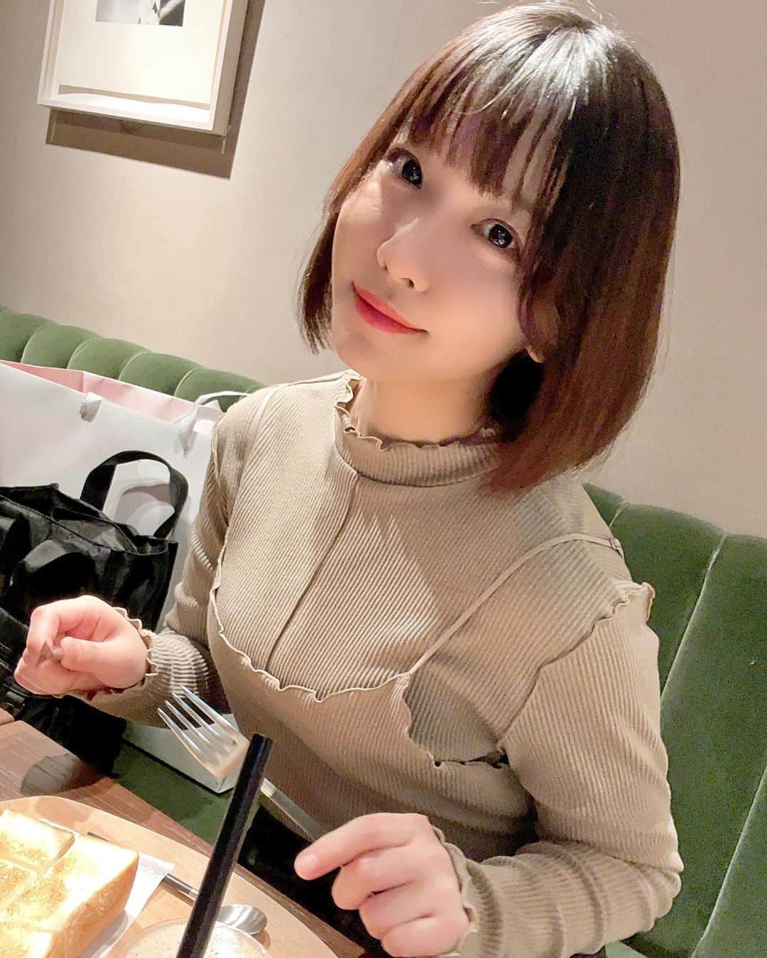 愛美のインスタグラム：「あけましておめでとうございます！ 本年もよろしくお願い致しますー！！ エクステ外して髪切りました👧✌️」