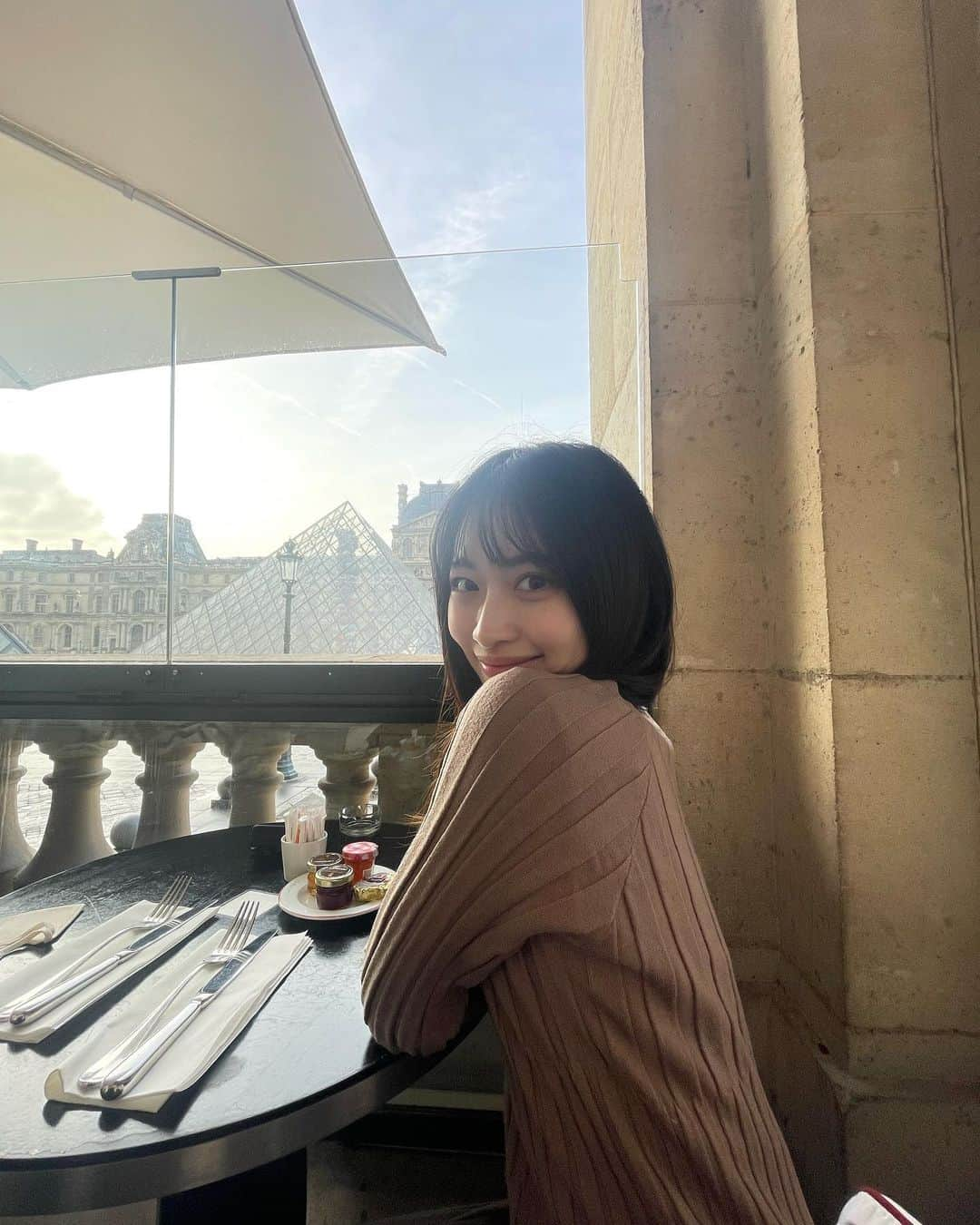 藤白りりさんのインスタグラム写真 - (藤白りりInstagram)「素敵な朝食たち🥞  朝ごはんの妄想が膨らんじゃう〜笑  1番美味しかったのは、3枚目の左下のパンにサーモンとアボガドと卵🥚が乗っているものです、、  4枚目のミュンヘンでは、朝ごはんの白ソーセージ(撮ったつもりだけど消えてましたごめんなさい)が皮がふにゃふにゃなのが日本と違って意外でしたが、柔らかくて美味しかったです！プリッツェルはイメージ通りでした  朝ごはんからフルーツ含め何品も作れるようになりたいけど、一人暮らしだとめんどくさくなっちゃいますよね〜😂(いつか頑張る)  #morning #wien#münchen」1月7日 15時49分 - ririii_22