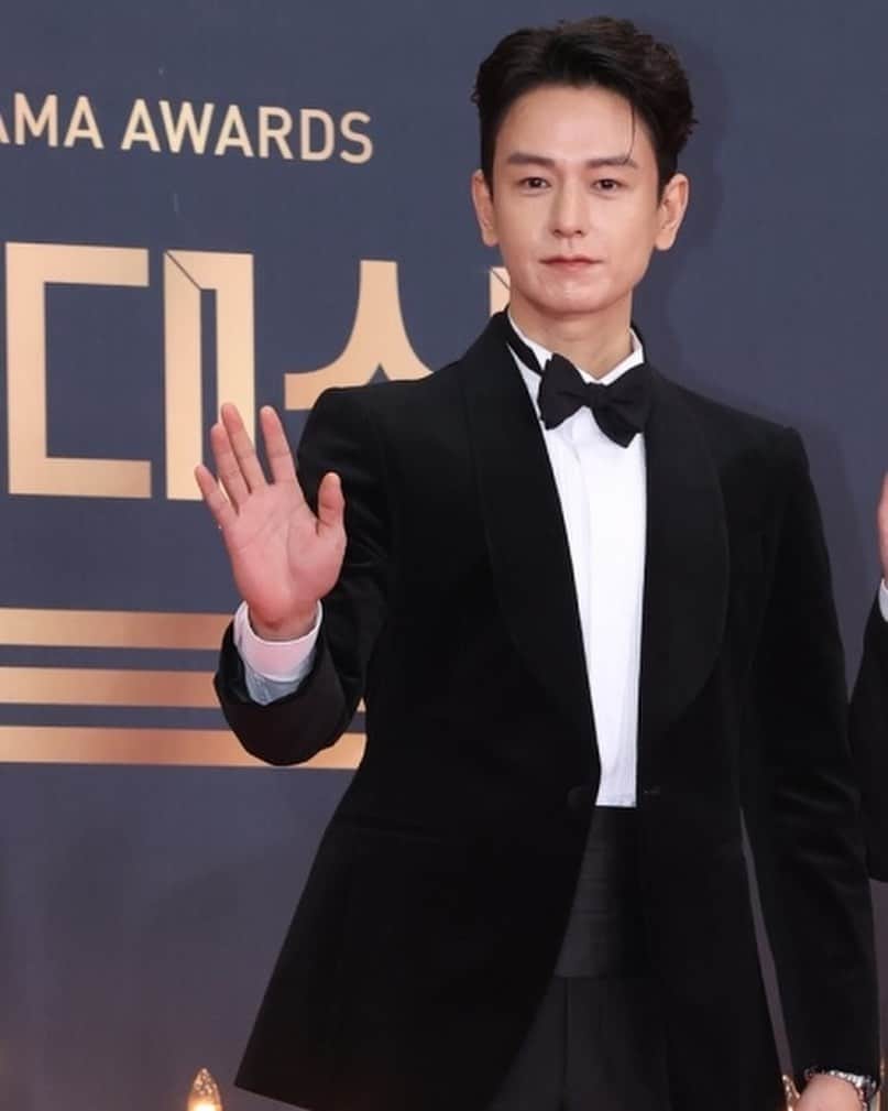 のインスタグラム：「안녕하세요 임주환입니다. 어떤 말을 해야 할지 고민하다가 늦었네요.  저의 직업이 매번 여러분에게 관심과 응원을 강요하는 거 같아 죄송스러운 마음이 들 때가 많습니다.  그래서 팬 여러분에게 떳떳한 연기를 보여 드릴 수 있는, 어디서도 부끄럽지 않은 배우가 되자고 항상 다짐합니다.  이번 연기상 수상은 제 능력이라기 보다 팬 여러분이 있었기에 가능한 일이었습니다.  제가 배우로 살아갈 수 있게 힘이 되어 주셔서 감사드립니다.  여러분의 관심과 응원이 부끄럽지 않도록 좋은 배우가 되기 위하여 꾸준히 노력하겠습니다.  새해 좋은 일 가득하시고 여러분의 가족의 행복과 건강을 바랍니다.  감사합니다.」