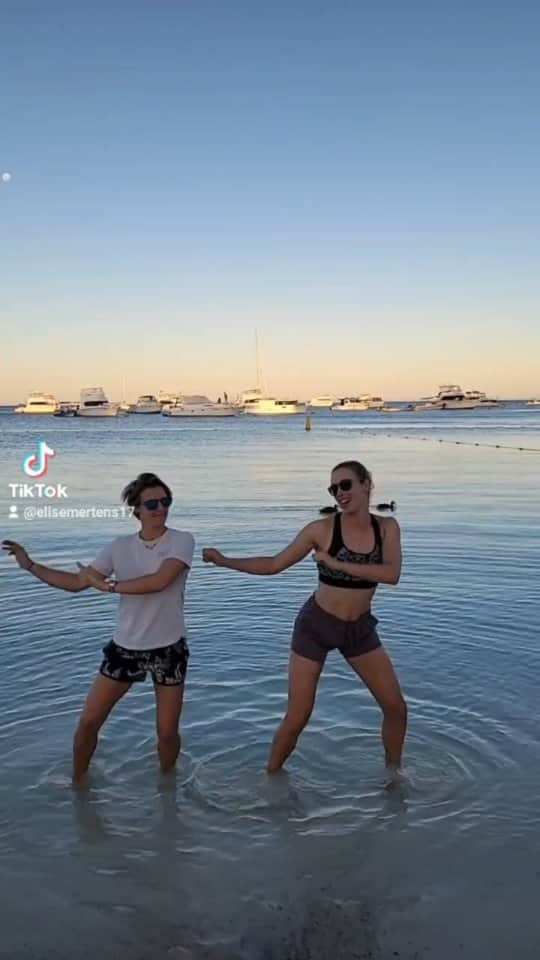 キルステン・フリプケンスのインスタグラム：「The ducks in the background 🦆😍  #rottnestisland #dance #fun」