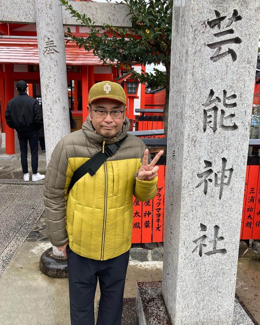 中島ヒロトのインスタグラム：「初詣。  今年も行けました。お参りして、昨年の御守りをお返しして、今年の御守りを買いました。 2023年も芸を磨いていきます。  #車折神社」