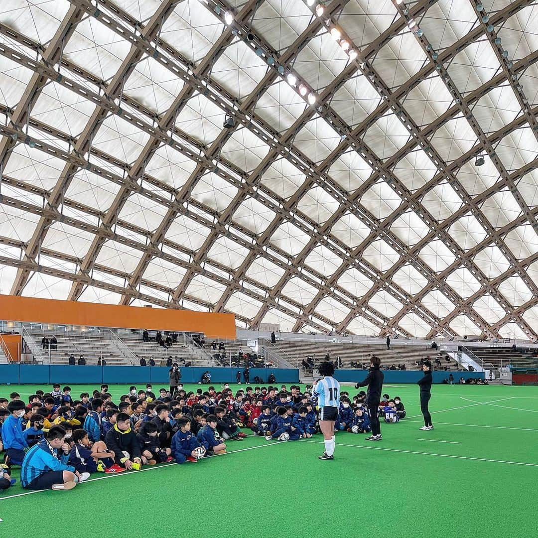 百瀬俊介さんのインスタグラム写真 - (百瀬俊介Instagram)「2023 DOME CUP  ニプロハチ公ドーム杯 フットサル大会 U-12の部が開催される前座で「福西崇史サッカークリニック」が開催されました。  講師メンバーは福西崇史、ディエゴ加藤マラドーナ、百瀬のトリオコーチ！  コロナ禍、昨年はリモート開催となり大館では一年越しの開催となり自分にとっては喜びの大館再来です！  クリニックは秋田県大館市をはじめ、青森県を含む187名の子どもたちが参加してくれました。  聞く力を持つ素直な子どもたちの上達、成長を目の前で見て感じることが何より嬉しいです。  クリニック後はトークセッションもあり朝からサッカーに触れた楽しい一日でした。  スポーツコミッション大館、大館市役所職員、関係者の皆さんに心から感謝です。  参加してくれた子どもたちはもちろん雪が積もる中たくさんの保護者の方々も会場に足を運んでくださり本当にありがとうございました。  また大館で会いましょう！  #大館 #スポーツコミッション大館 #ニプロハチ公ドーム #福西 崇史 #ディエゴ加藤マラドーナ」1月7日 16時49分 - momose_shunsuke