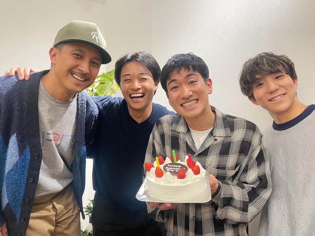 shojiのインスタグラム：「Happy Birthday @oguristkgz ㊗️ おぐりんの誕生日をお祝いしました！ 誕生日おめでとう🎂  シッキンを結成するきっかけになった @shaunevaristo と15周年に一緒に時間を過ごせる幸せ😊 最高の年初め🌅  Happy to celebrate @oguristkgz ‘s Bday with @shaunevaristo 🤩  2枚目は参加できなかった @noppo_stkgz も強制参加させました🤪  #stkgz #シッキン #シットキングス　#おたおめ　#HBD」