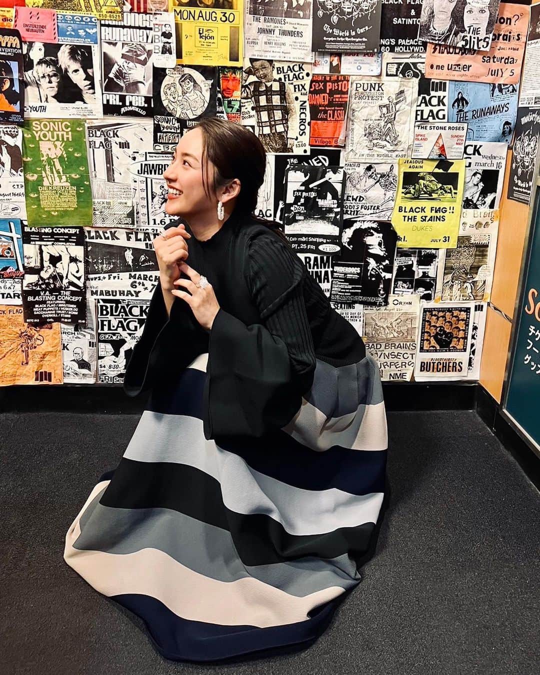 平祐奈のインスタグラム：「🦆🖤🤍 お餅食べ過ぎマンに負けないくらい私もお正月しーっかり 蓄えちゃったので頑張って燃焼しなくちゃ。。。😮‍💨  うさぎさんみたいにぴょんぴょん飛んでたら痩せるとか 手っ取り早い方法ないんかな…🐇笑  tops,skirt : @cfcl_official  shoes : @acnestudios  accessory : @e.m.__official  Styled by @limleanlee  Hair&make by @atsushi_hm」