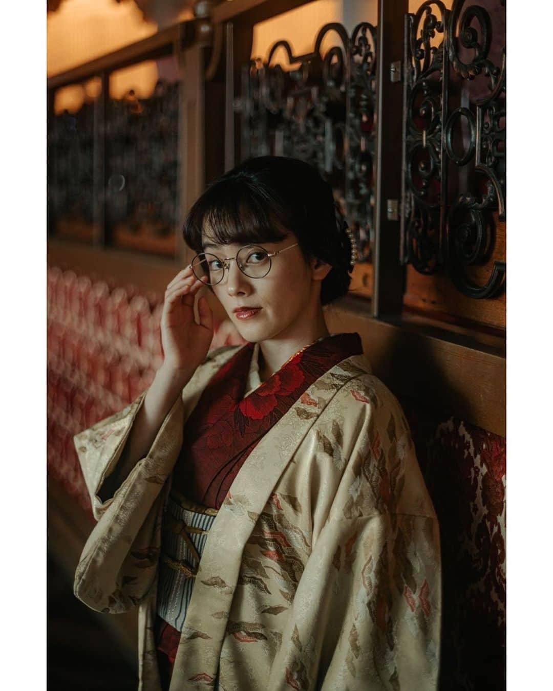 田中美晴のインスタグラム：「KIMONO 　 　  こんにちは🙌　 お正月はのんびりできましたか？ 　 わたしはまだお正月モードが抜けずですが そろそろ動きださねばですね。 　 2023年が皆様にとってよりよいものでありますように。  改めて、今年もよろしくお願いします。 　　 　 　 　  　  　 #大正ロマン #ニューアカオ #着物 #レトロ #着物コーディネート #ポートレート #kimono #japaneseculture #japanesefashion #portraitphotography」