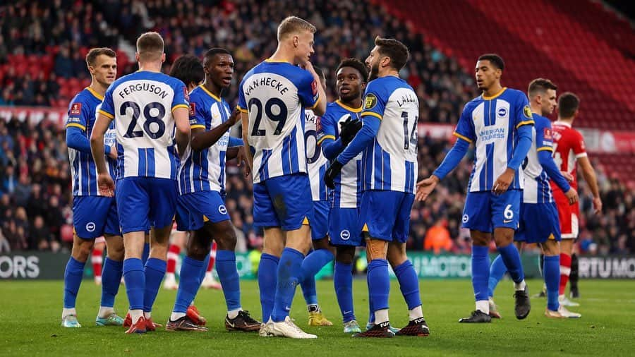 アダム・ララーナのインスタグラム：「TEAM 💙🤍 #BHAFC」