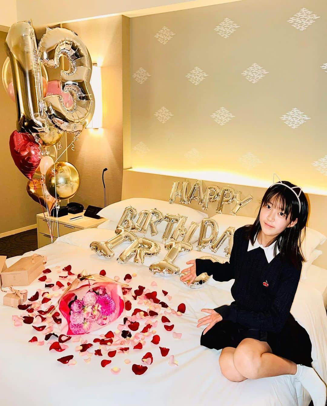 小林三江子さんのインスタグラム写真 - (小林三江子Instagram)「Happy Birthday IRIS♥️♥️♥️ あんなに小さかったイリタンがついにteenager！ まだまだ幼い部分もあるけれど、いわゆる思春期という多感な時期に突入し、成長が嬉しくもあり寂しくもあり... でも、そんな事も言ってられないくらい中学生になってからは一気に生活リズムが変わり日々追われている今日この頃w  これからもどんどんいろんな事を吸収して、引き出しを沢山増やして、好きな事を追求しながら、自分にとって大切なものを見つけていって欲しいな。 イリスにとって素晴らしい年になりますように！！！ 生まれてきてくれてありがとう♥️♥️♥️  #mydeariris #イリタン  #happybirthday  #birthdaygirl  #precioustime  #familytime」1月8日 3時05分 - mieko_kobayashi