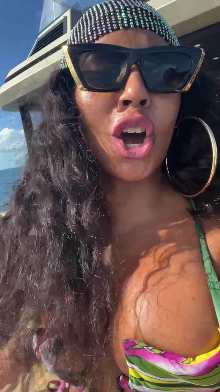 アシャンティのインスタグラム：「🤣🤣🤣🌴🌴🌴」