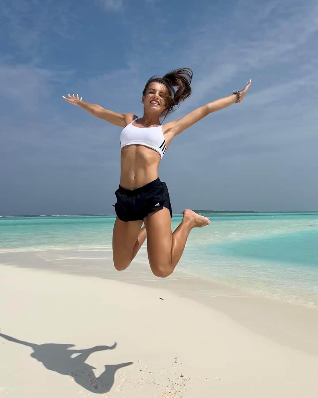Karolina Bojarのインスタグラム：「Kisses from tropical paradise 🥥  #Maldives #IndianOcean #whitesand #paradise #holiday #happygirl #nofilter #whatawonderfulworld」