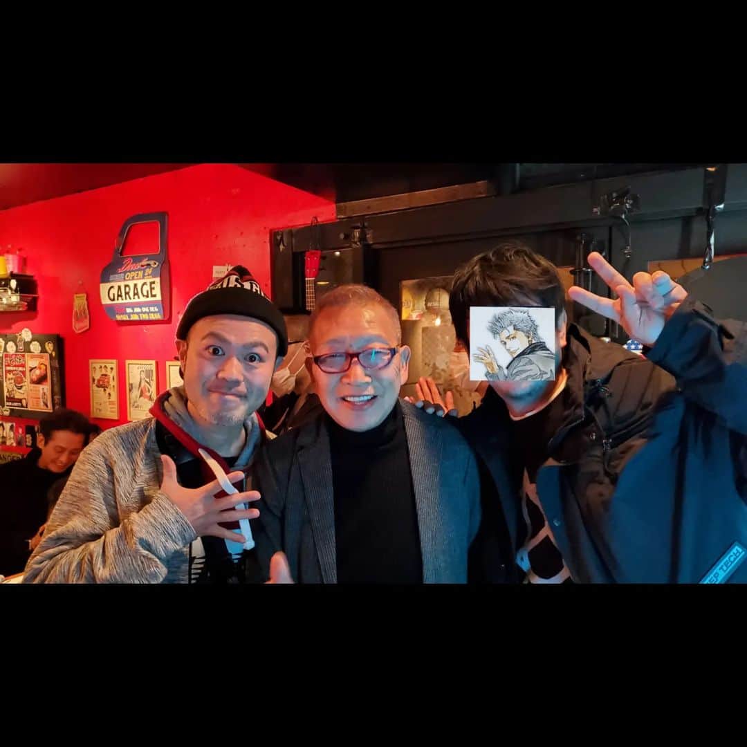 MAKKIのインスタグラム：「新春ドッキリ！？！？  いやいや色々ムズかった爆笑 というかめっちゃ最高でしたﾟ+.ヽ(≧▽≦)ﾉ.+ﾟ  まかない屋さんのミッキーさんと漫画家さんの柳内 大樹さんの壮大なるお遊びのターゲットになりました爆笑  逆にビートきよし師匠に貴重なお話聞かせて頂いたり ボクシング世界チャンピオンの内藤さんともお会い出来ました！！！！  最終的に歌舞伎町のごっちーお寿司屋さんでネタバレされたのですが。。。  やろうとしてたドッキリの規模が凄すぎて。。。。。。。  自分脳CPU崩壊しましたw  結果ドッキリ失敗だったとさ。  自分的には幸せな時間でした❤️  #大先輩 #ありがとうございました」
