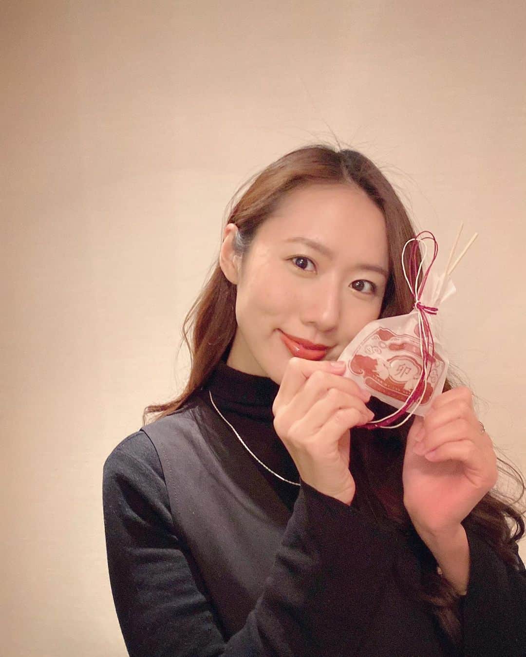 守永真彩のインスタグラム：「. . 🐇2023年🐇 今年最初の 日曜レース展望KEIBAコンシェルジュは二夜連続の生放送です✨  番組は今年で15周年を迎えます。 秘書は8年目です☺️✨ 改めまして今年もよろしくお願いします。  グリーンチャンネル 19:30〜21:00 生放送‼️ 新年最初は辻さんと棟広さんが担当🎍✨ 二夜目は須田さんと古谷さんが担当🎍✨ お楽しみに〜！！  #二夜連続生放送 #出演者が頭の中で入れ替わってしまい #最初間違えて投稿してました #ごめんなさい」