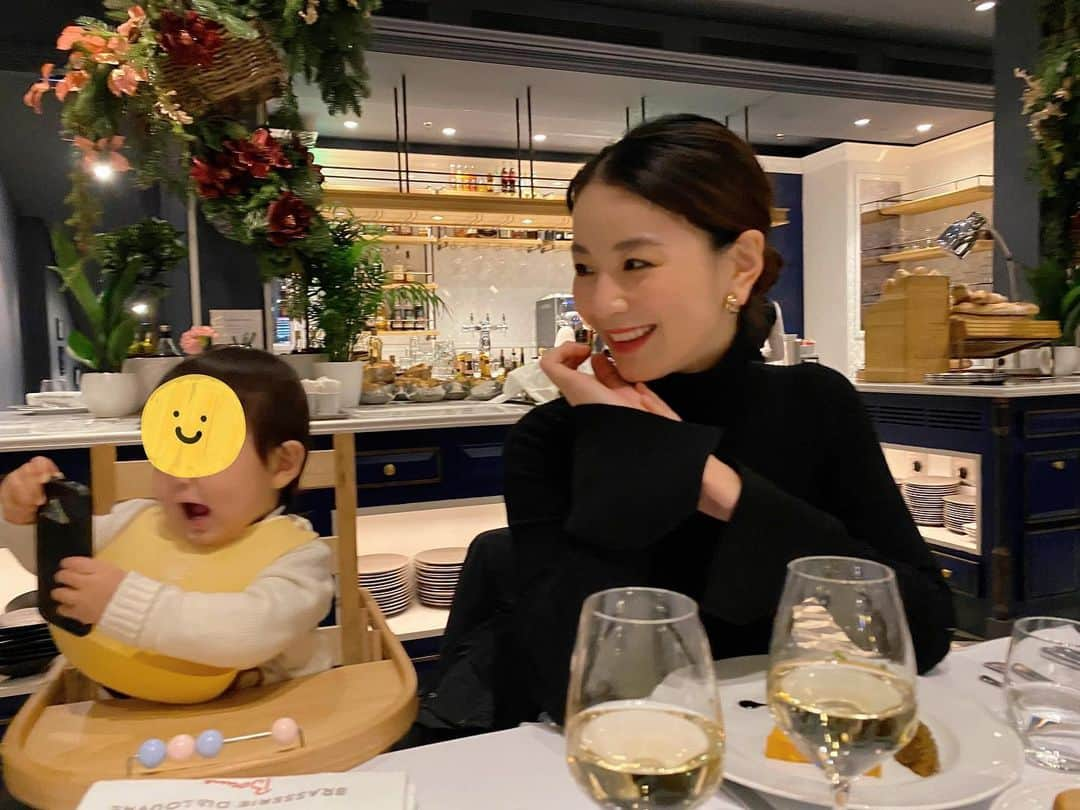 秋元玲奈のインスタグラム：「今回の旅の目的の一つ「食」。 「パリで美味しいものが食べたい！」という私のリクエストのもと、子連れでも大丈夫そうなお店をパパが探してくれました。 エスカルゴとホタテのローストそしてワイン、、、 染みる😭  #paris #brasserie」