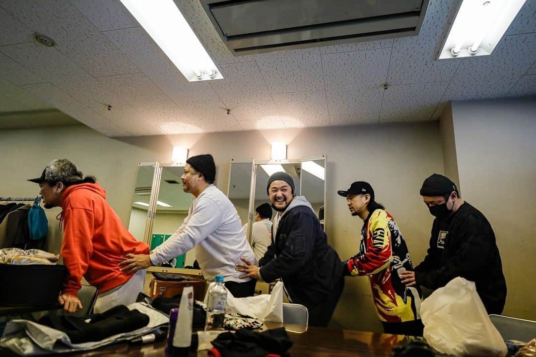 シーサーさんのインスタグラム写真 - (シーサーInstagram)「． ． 【ご連絡】  腰ほぼ完治しました◎  #年末 #初のギックリ腰 #その節は #ありがとうございました #みなさんのおかげです  #後ろでこんなのしてるなんて知りもしなかった #健康第一」1月7日 19時39分 - __seasir__