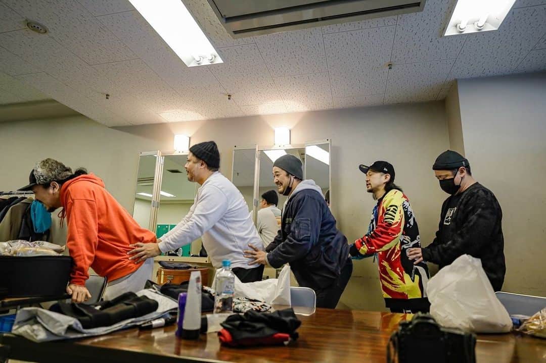 シーサーさんのインスタグラム写真 - (シーサーInstagram)「． ． 【ご連絡】  腰ほぼ完治しました◎  #年末 #初のギックリ腰 #その節は #ありがとうございました #みなさんのおかげです  #後ろでこんなのしてるなんて知りもしなかった #健康第一」1月7日 19時39分 - __seasir__
