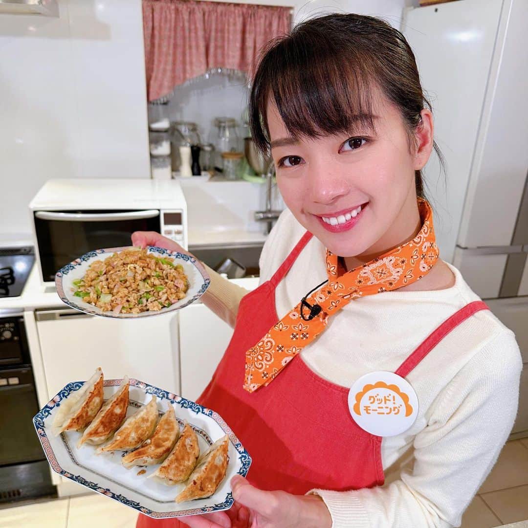 紀真耶のインスタグラム：「オートミールの餃子とチャーハン！ 我が家でも大好評でした✨ レシピは @good_morning_ex   金曜日の衣装も一緒に💕  ☆ ☆ #新井恵理那 の#あらいーな #オートミール #オートミールレシピ #チャーハン #餃子 #あらいーなで主婦力上げてる #テレビ朝日 #グッドモーニング #紀真耶」