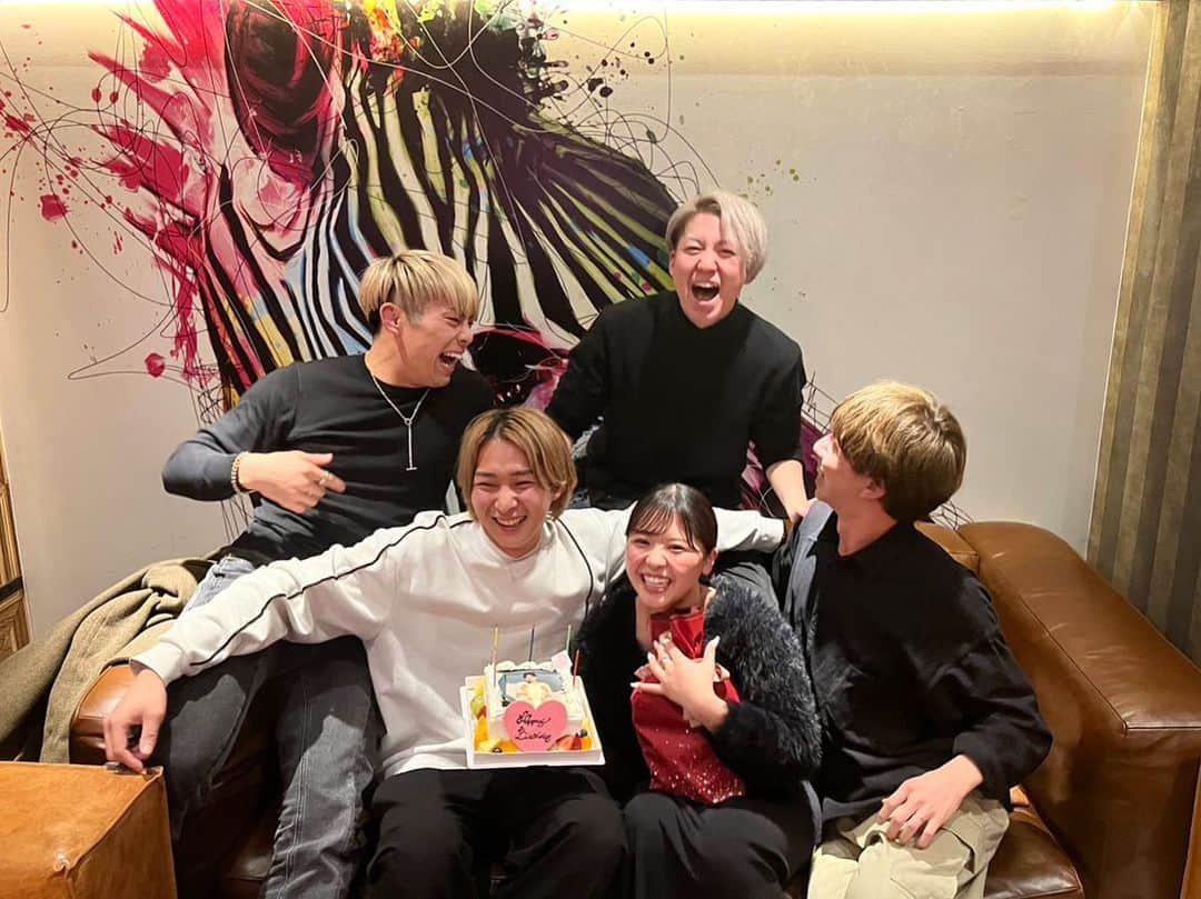 カノンのインスタグラム：「騙された日 新年会じゃなくて誕生日を お祝いして貰っちゃいました、(；；)  ずっとふざけ倒してて本当に楽しかったし 笑いすぎて頭痛 忘れられない日になりました。  忙しい中わざわざ時間を割いて頂きありがとうございます、、 幸せすぎました。(；；)♥️ この方達会う度好きになる #前前前夜祭」