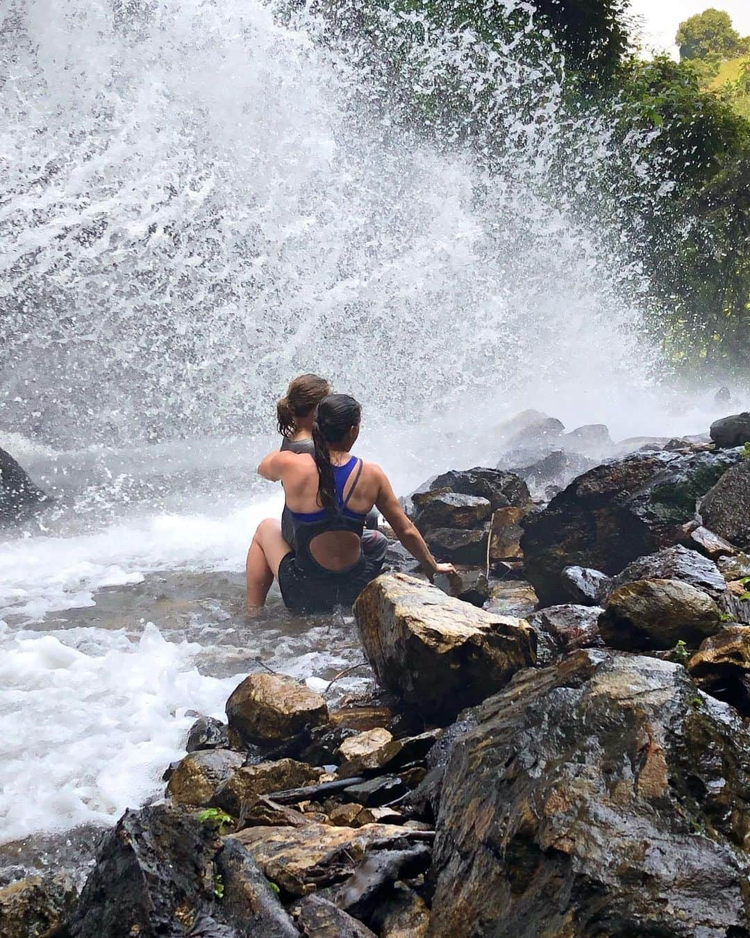 Laura Martyさんのインスタグラム写真 - (Laura MartyInstagram)「Morning adventure with my little explorers!!   (And their parents, don’t worry 😉)」1月7日 19時55分 - laura_how_you_get_up_there