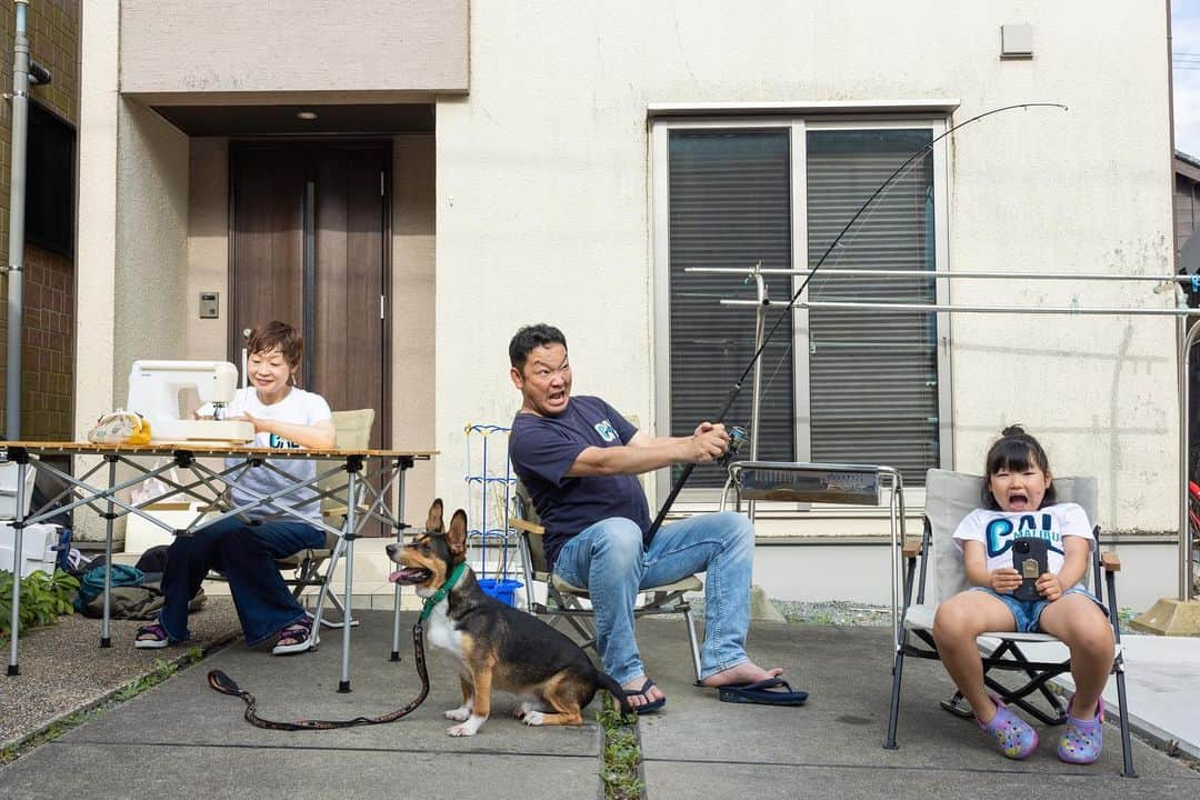 浅田政志さんのインスタグラム写真 - (浅田政志Instagram)「2022年もとても素敵なご家族に沢山お会いできて幸せでした🙋🏻‍♂️ 2023年も健康第一で全国へ撮影に行きたいと思います📸 #浅田撮影局　#canonr5」1月7日 19時58分 - asadamasashi