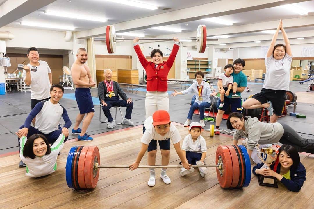 浅田政志のインスタグラム：「2022年もとても素敵なご家族に沢山お会いできて幸せでした🙋🏻‍♂️ 2023年も健康第一で全国へ撮影に行きたいと思います📸 #浅田撮影局　#canonr5」