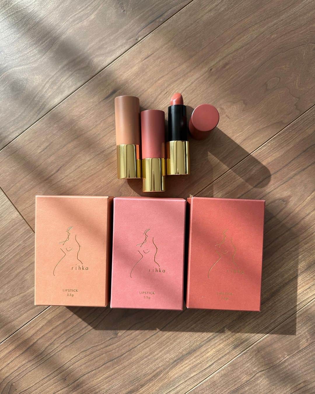 まつだみらいのインスタグラム：「新年明けましておめでとうございます。 いよいよrihkaからlipstick が発売になりました！ 発売を実現することが出来て胸がいっぱいです。感謝の気持ちでいっぱいです。  （ゼロから製品を作らせてもらってお客様のお手元に届けることを実現することは決して当たり前のことではないし、 改めて沢山の方のお力添えと奇跡とがいることを実感しています。 ここに辿り着くまでに、 思い通りに進まなくてもどかしい思いや悔しい思いも沢山しました。 けど最終的に大満足の納得いくものが完成して発売できてとても嬉しいです！😭）  最高のlipstick が誕生しましたので、 是非みなさんに使ってもらいたいと思っています！  よろしくお願いいたします。」