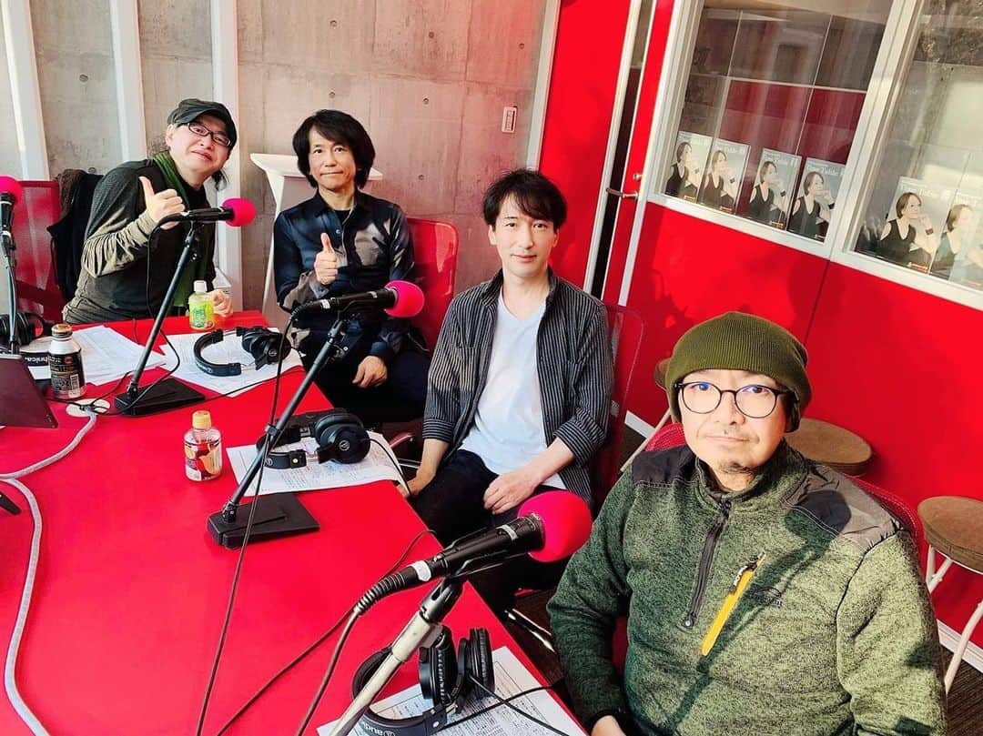 河野啓三のインスタグラム：「本日は、レインボータウンFM 「サタマニ♪」 http://satamani.com/ へゲスト出演させて頂きました。 1時間があっという間、楽しい時間を過ごせました。 写真左から、パーソナリティーの宮路一昭さん、米川英之さん、河野、西村智彦さん、スペシャルなギタリスト3人に囲まれて。 ありがとうございました。」
