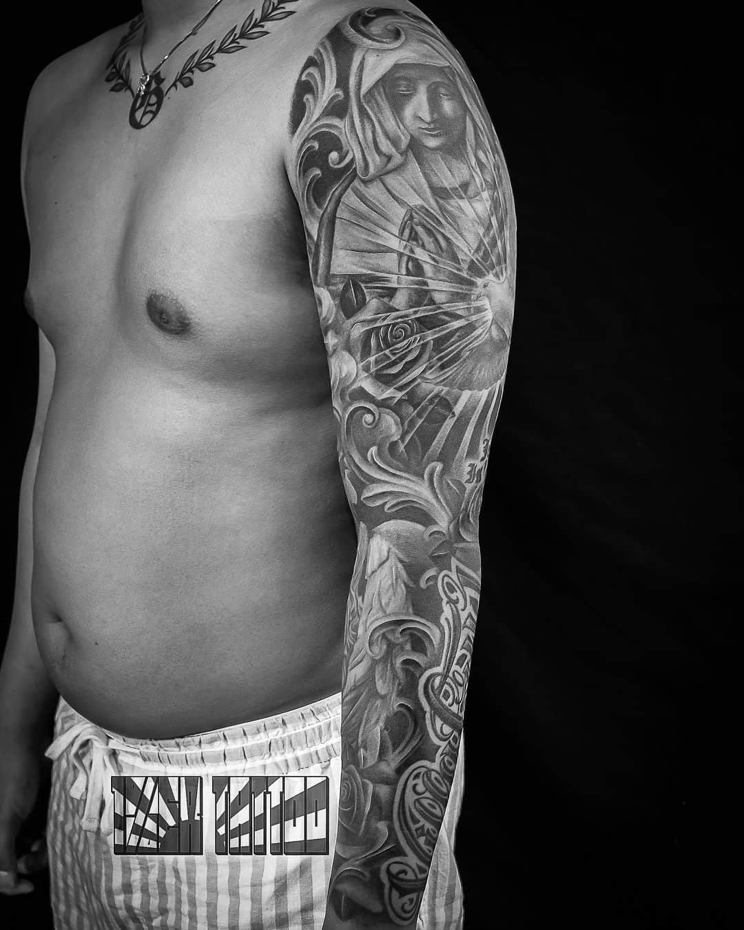 彫たつ刺青師のインスタグラム：「#タトゥー  #tattoo  #blackandgrey   #チカーノ  #チカーノタトゥー  #chicanotattoo   #chicano  #フルスリーブ  #fullsleevetattoo」