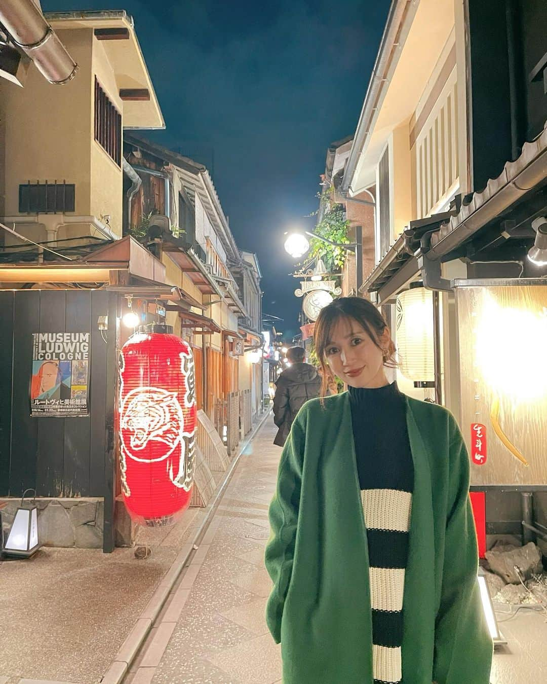 川本彩のインスタグラム：「年末から新年にかけてワタワタしていたらあっという間に７日に...！！ 先日は初開拓の先斗町へ🏮 気になるお店ばかりだったし狭路地散策しているだけで楽しい場所でした🫶 #先斗町 #狭路地」