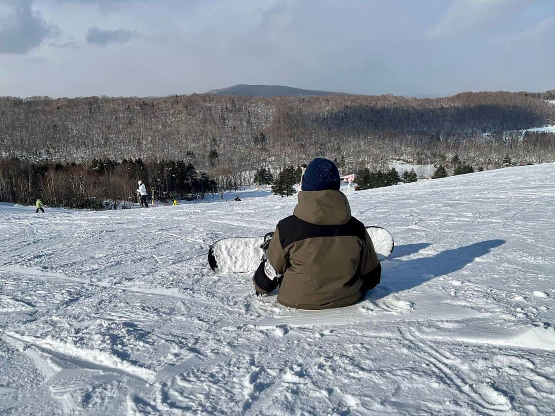 木庭弥生のインスタグラム：「今年もよろしくお願いします☺️  10年ぶりくらいの冬の帰省で雪の札幌を楽しんでいます☃️  息子は初スノーボード！🏂  2023.01.07」