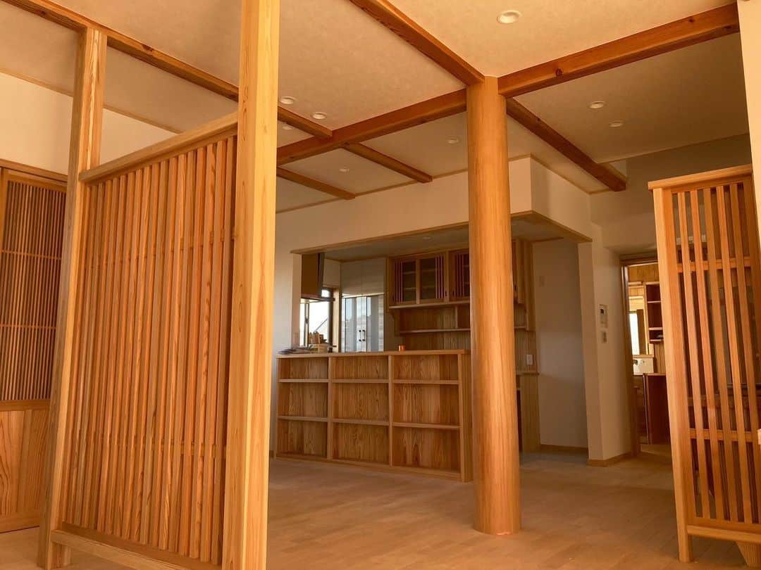 茨城県（有）福田建設のインスタグラム：「笠間市岩間A邸 大工の造作も終わり 引き渡しまで秒読み…です！  #家づくり #茨城注文住宅 #大工がつくる家  #笠間市　#福田建設 では下記タグのような住まいづくりを得意としています  #和風住宅 #平屋 #木の家 #自由設計 #注文住宅 #心地よい空間 #空気がうまい家 #居心地の良い家 #無垢の家づくり #自然素材の家 #土間のある家 #軒の深い家 #手刻み #大屋根 #作り棚 #木のキッチン #木の洗面台 #リノベーション #古民家リノベーション #薪ストーブのある暮らし #大工の技 #大工の造作 #チルチンびと」
