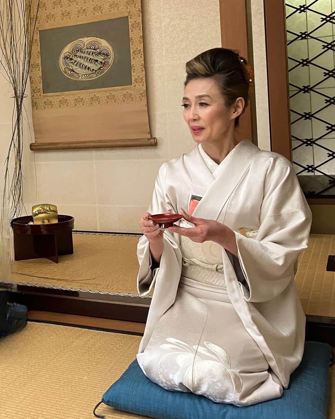 萬田久子のインスタグラム：「お初釜でケジメ🍵満月でシメ🌕  #2023年 #お初釜 #着物コーデ #和装ヘア #東京タワー #満月 #ウルフムーン #萬田久子 #HISAKOMANDA」