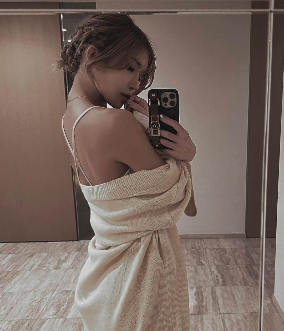 小原優花のインスタグラム：「𝑹𝒐𝒐𝒎𝒘𝒆𝒂𝒓♡ @ravijour_official   RAVIJOURさんのニットワンピとカーディガン🥺🧶  ワンピはカップ付きなので1枚で着られて、背中あきがどタイプです！🥰  キラキラの生地と大きめのフレアな袖もかわいい🙈♡  ランジェリーもルームウェアも好きすぎます🌹✨」