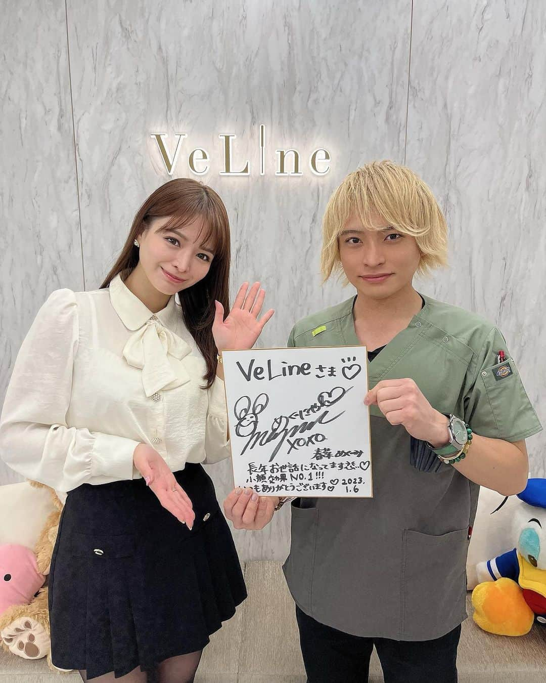 春菜めぐみのインスタグラム：「． 今年の美容初めはVeLine @veline.venus さんで 美容鍼からスタート☺️🤍 ． ． 長年お世話になってる杉崎先生 @sugizakikenya に 美容鍼をしてもらうと、必ず顔小さくなった？って 周りに言ってもらえるの🥺✨ 悩みだった浮腫みがスッキリして 朝起きた時感動する！👏🏻💕 頭にも鍼刺してもらってるけど、全然痛くなくて いつもウトウト寝ちゃうくらいだよ〜😪✌🏻✨ ． ． 今年もたくさんお世話になります🙇‍♀️💓 いつもありがとうございます🥰 小顔効果抜群なので、ぜひ行ってみてね〜✌🏻🌟 ． ． #veline #美容鍼 #杉崎先生 #ハリネズミ #小顔 #beauty #美容 #おすすめ」