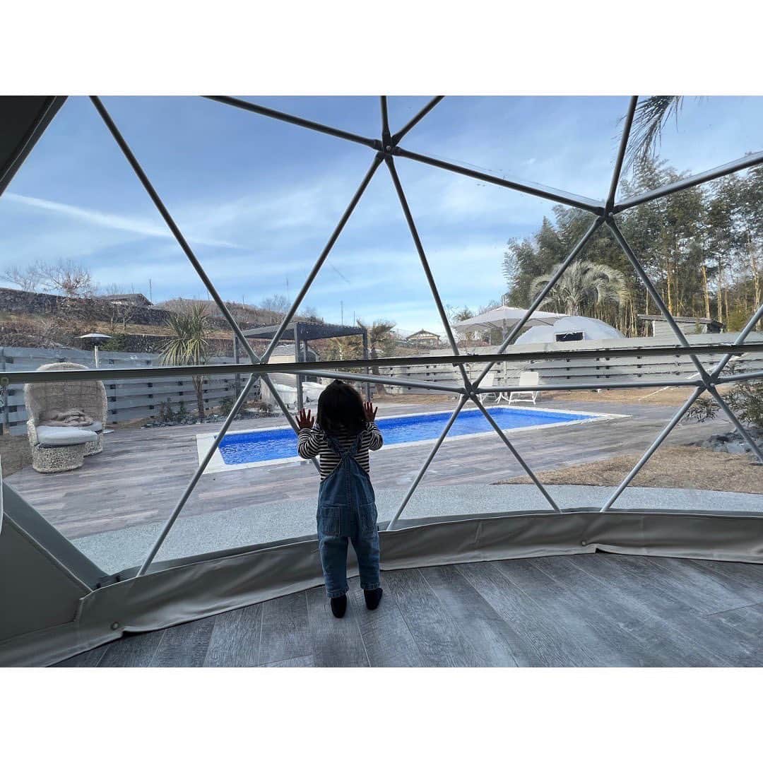 茂木力也のインスタグラム：「.  +riverpool🏕  秩父で@shunto0425 がやっているグランピングに家族で行ってきました😁  まるで海外に来たかのような雰囲気に癒されゆっくり過ごすことができました！ 美味しいご飯、ど真ん中にあるプール、お洒落な鉄板など魅力は書ききれないほどありますが、細かなところにもこだわりを感じて感動しました✨  本当に最高な思い出ができました😋 @shunto0425 ありがとう😊  #+riverpool #グランピング  #関東グランピング  #埼玉グランピング  #秩父  #プール」