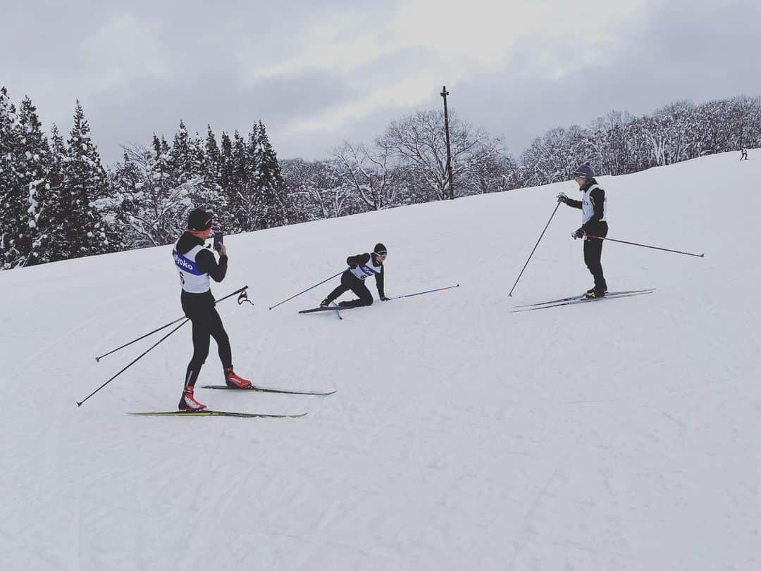 小平奈緒さんのインスタグラム写真 - (小平奈緒Instagram)「クロスカントリースキーに初挑戦⛷ ストックそっちのけで、脚に頼り過ぎて雪に溺れる寸前でした🤣 ストックは、かすり傷程度にしか使えませんでした🐥笑 最後の写真は、突如始めたショートトラックスピードスケートのレクチャーです😂(アウトエッジ乗りすぎて転んだだけです🙈)  でも気がついたらずーっとニコニコしていました☺︎ 次はこうしたらもっと上手く滑れるんじゃないかという無限の好奇心ループは、スケートを始めた時の感覚と似ていました。 スポーツを愉しむという本来の感覚。  大自然の中でウィンタースポーツを愉しむ心地よさ。 これは、登山の時と似た感覚⛰ この大自然がくれるものの偉大さを感じて、それらを守っていくこれからの宿題をもらったような気がします。  カヌーの @takuya_haneda 選手が、カヌーチームの雪上合宿に誘ってくれたお陰で、これからの創造に火を灯す良い経験ができました🙌  ありがとうございました😊  #羽根田卓也 #ハネタク #カヌースラローム #クロカン同好会 #生涯スポーツ #アスリート部員募集中 #Naoらいふ」1月7日 21時12分 - nao.kodaira