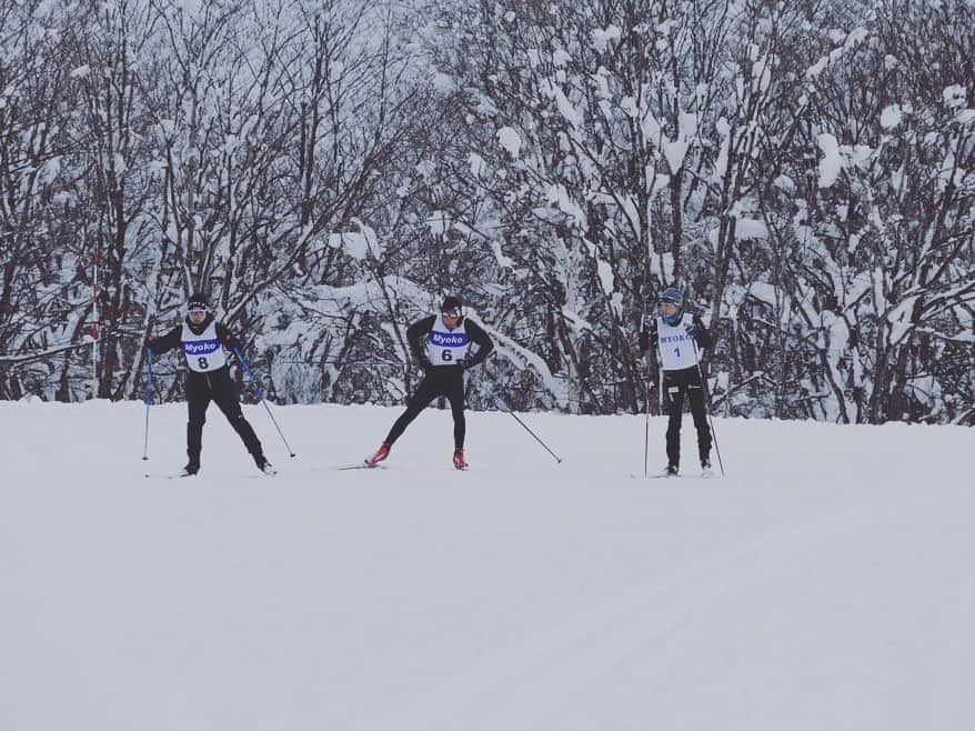 小平奈緒のインスタグラム：「クロスカントリースキーに初挑戦⛷ ストックそっちのけで、脚に頼り過ぎて雪に溺れる寸前でした🤣 ストックは、かすり傷程度にしか使えませんでした🐥笑 最後の写真は、突如始めたショートトラックスピードスケートのレクチャーです😂(アウトエッジ乗りすぎて転んだだけです🙈)  でも気がついたらずーっとニコニコしていました☺︎ 次はこうしたらもっと上手く滑れるんじゃないかという無限の好奇心ループは、スケートを始めた時の感覚と似ていました。 スポーツを愉しむという本来の感覚。  大自然の中でウィンタースポーツを愉しむ心地よさ。 これは、登山の時と似た感覚⛰ この大自然がくれるものの偉大さを感じて、それらを守っていくこれからの宿題をもらったような気がします。  カヌーの @takuya_haneda 選手が、カヌーチームの雪上合宿に誘ってくれたお陰で、これからの創造に火を灯す良い経験ができました🙌  ありがとうございました😊  #羽根田卓也 #ハネタク #カヌースラローム #クロカン同好会 #生涯スポーツ #アスリート部員募集中 #Naoらいふ」