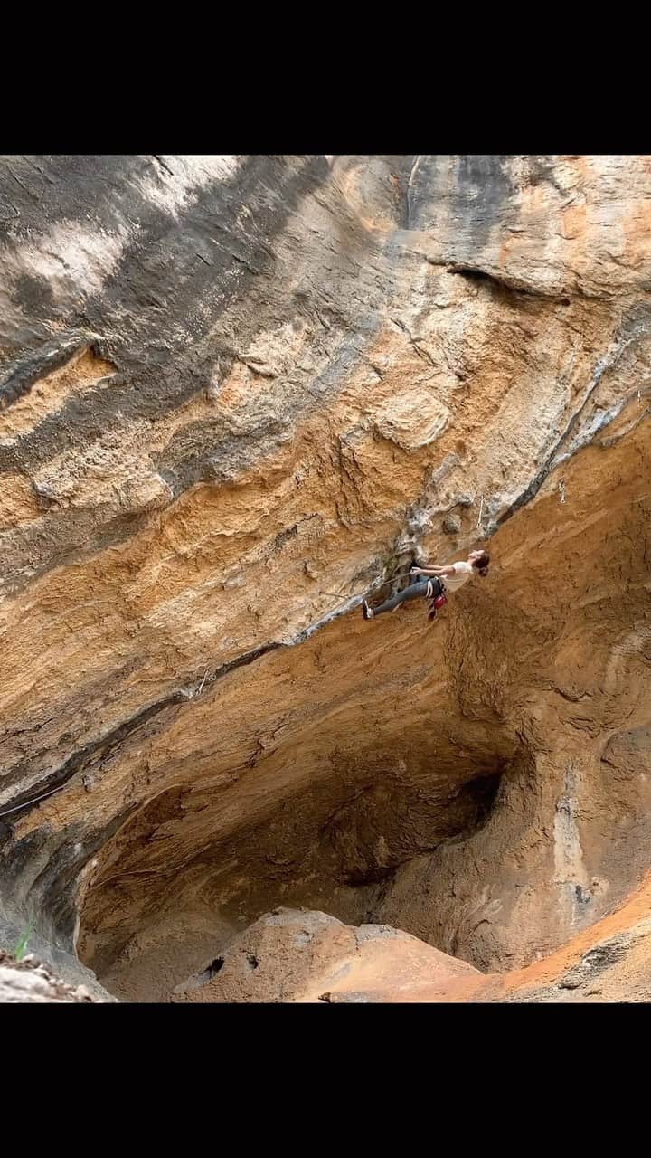 ジュリアン・ワームのインスタグラム：「Ended 2022 with an looooooong train ride to the Pyrenees and started into 2023 with some sport climbing in a beautiful scenery between wine yards and cypresses! [historical fun fact: the route I climb in the video was a competition route during the 90’s apparently]」