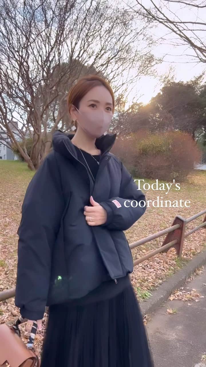 星玲奈のインスタグラム：「冬はall Black率高し！🖤 Aラインとバルーンシルエットの2wayで着られる @classicalelf_official ×JaVaのブルゾン。（ブラックMサイズ着用） すっきりとしたシルエットかつ首元暖かなスタンドカラーも好み〜❤️ シルエットは裾のドロストで変えられます😊 マットな質感も大人っぽく着られる🙆🏻‍♀️ 中綿たっぷりで、軽いのに防寒もしっかり❤️ ・ #クラシカルエルフ #classicalelf #エルフコーデ #タイアップ #java #ジャバ #uniqlo #gu #zara #ユニクロ #ジーユー #ザラ #zozo #zozotown #zozo購入品 #zozotown購入品 #ブルゾン #スタンドカラー #メンズライク#冬コーデ #冬服コーデ #大人コーデ #大人カジュアル #プチプラ #プチプラコーデ」