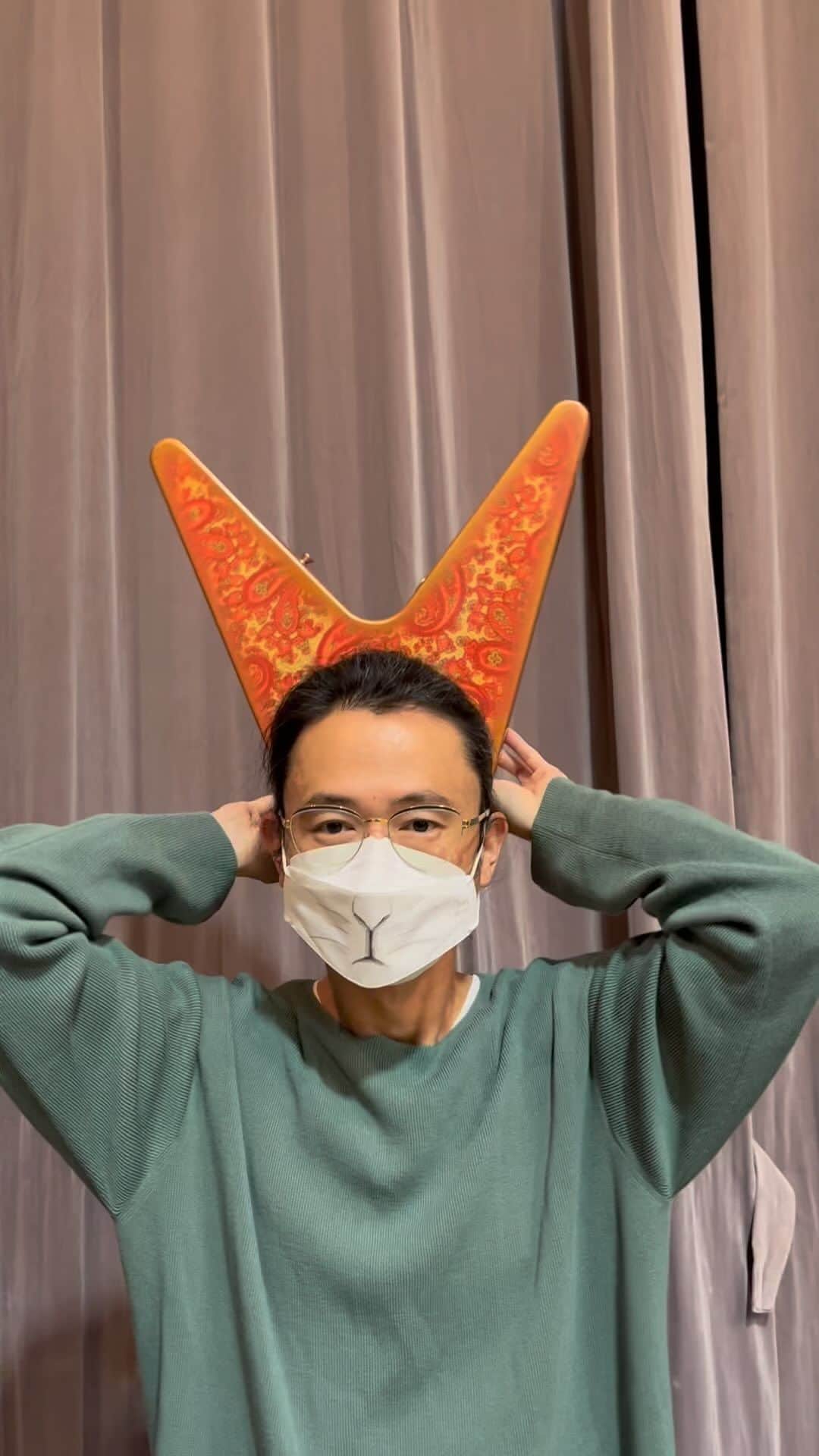 長岡亮介のインスタグラム：「Happy new year 2023! 皆さんも私もフルーツフルな1年になりますように。 昨日から仕事始めております。  今年も宜しくお願い致します。 そして今夜のフルゴネットも宜しく。  #rsguitarworks  #teevee」