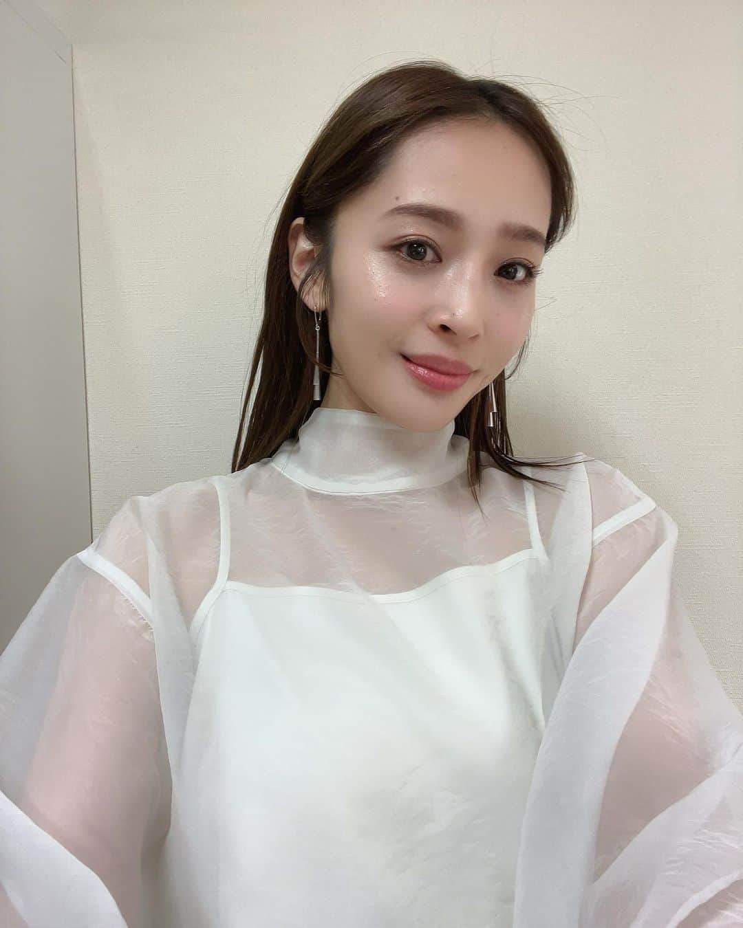 神部美咲のインスタグラム：「新年1発目の馬好王国は🐴✨✨  毎年恒例のWIN5部💓👏  1年の始まりは金杯から❣️  ぜひご覧ください☆  #馬好王国 #競馬 #UMAJO #JRA #金杯  衣装👗 skirt @ambientofficial pierce @unoaerre_japan shoes @resexxy_official」