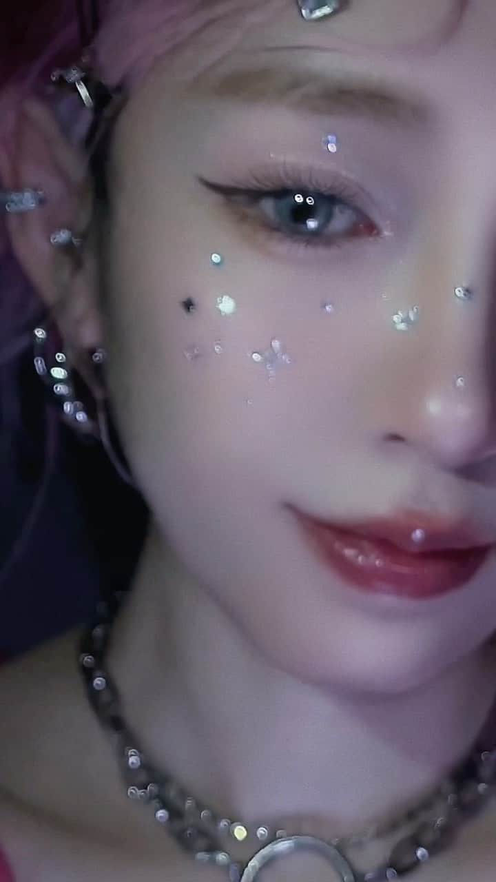 Eva Cheung☆のインスタグラム：「Shine bright makeup💎✨💫  • • • Products used:  @rebeltattoos   (Re-post～之前這條被ig block了🌝）  #makeup #tattoofreakles #tattoosticker #facetattoo #space #shinebright #partymakeup #diamondmakeup #girlmakeup #makeupideas #y2k #uk」