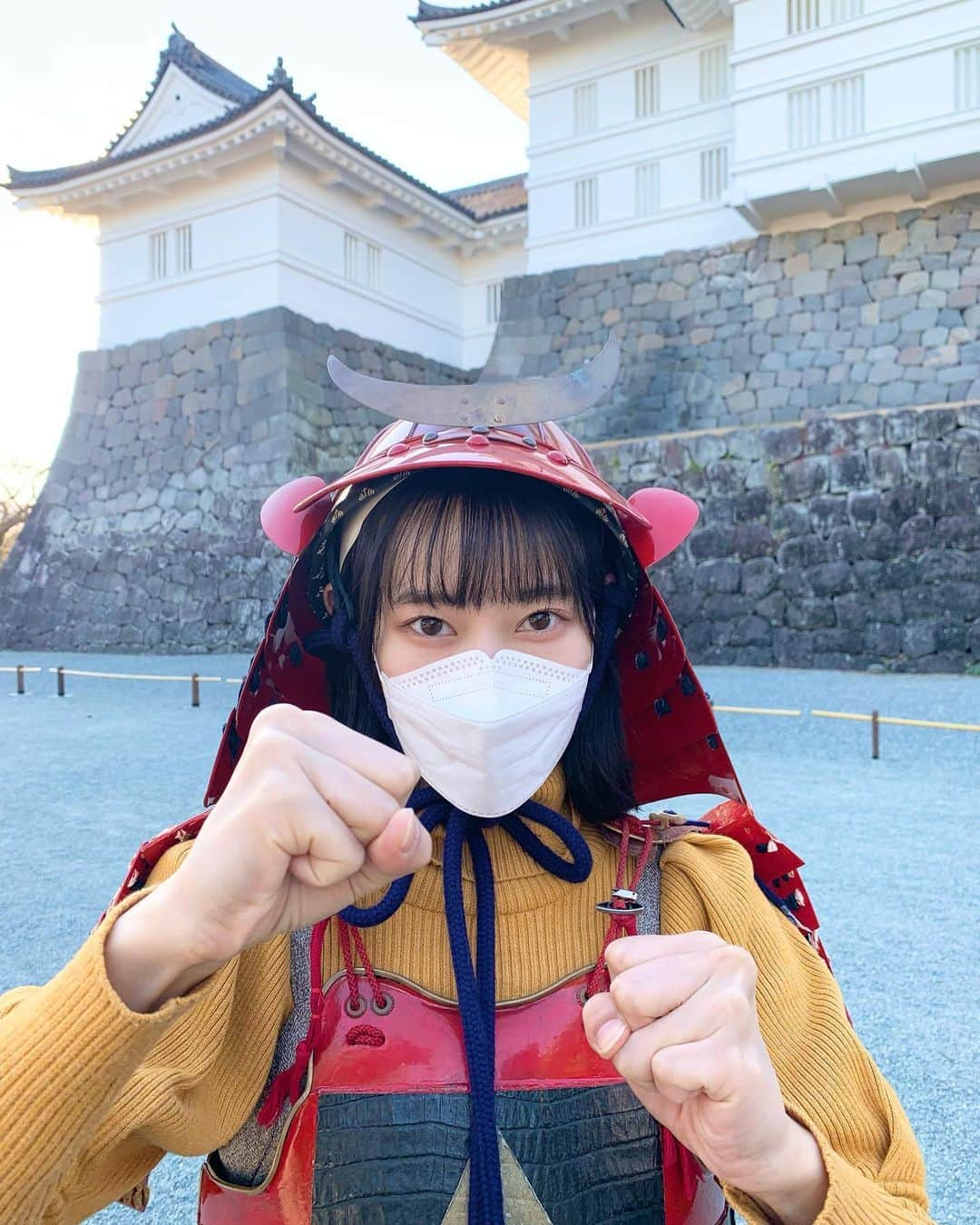 黒須遥香のインスタグラム：「小田原城に出陣した！  .  ずっと行きたかった小田原城。 お正月の朝、起きたらお母さんにいきなり「小田原城行くよー！」と言われて、勢いで行っちゃいました！お母さんの勢いがなかったら行けていなかった！  .  甲冑も着て、天守も登れて、 とっても楽しかったです！  お城がますます好きになった🏯  。  #小田原城 #城巡り #小田原 #日本史」