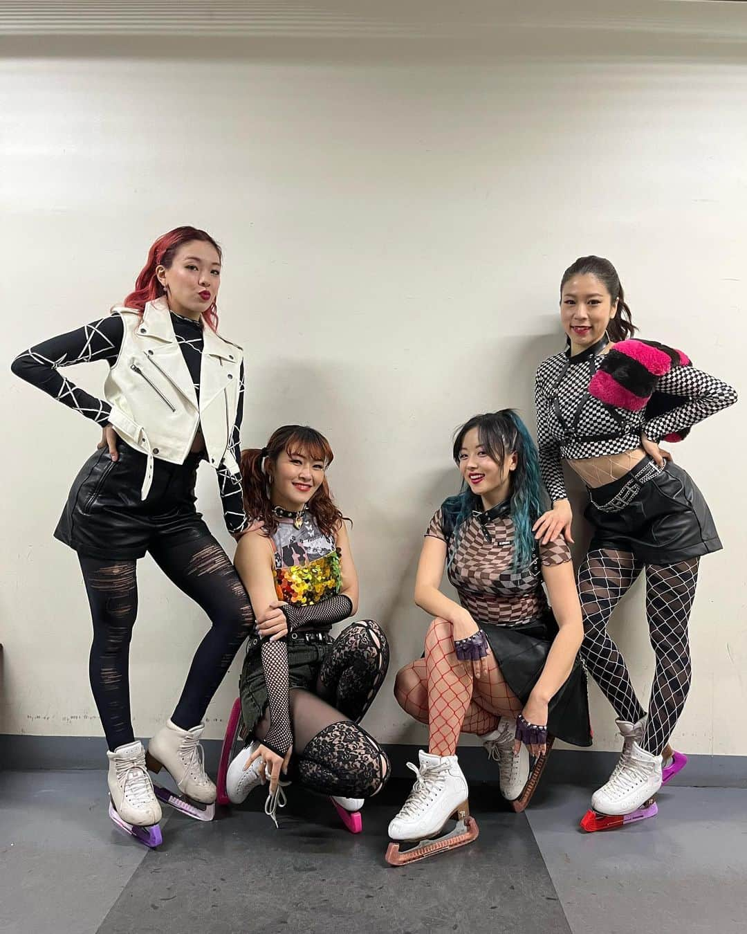 ミン・ユラのインスタグラム：「Blackpink meets Cyberfuture 🚨 4 shows done. 2 more to go!!!  • • • • #blackpink #thisisthefuture #kpop #choreography」