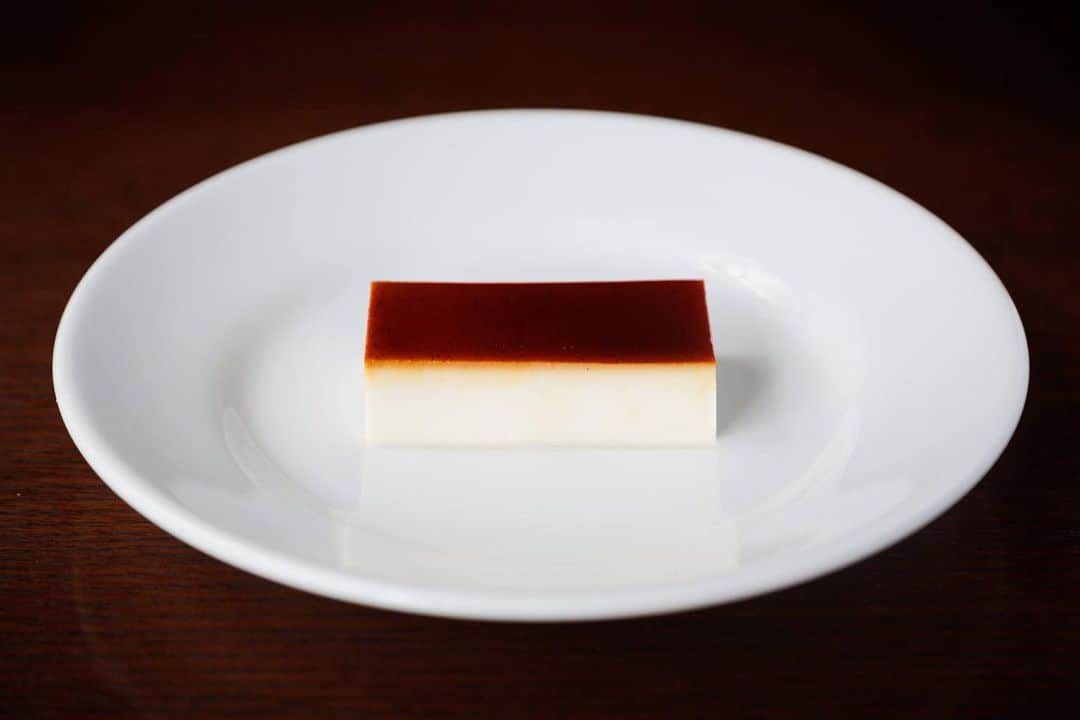 FORTUNE GARDEN KYOTOのインスタグラム：「【クレーム キャラメル】 ⁡ 以前より大人気をいただいておりました FORUTNE GARDEN KYOTOの 代表的なデザートのクレーム キャラメルが 復活いたしました✨ ⁡ シンプルでありながら 濃厚でしっとりとした食感をお楽しみいただけます ⁡ 食後のデザートにはもちろんですが カフェタイムでもお召し上がりいただけます ⁡ #fortunegardenkyoto #フォーチュンガーデン京都 #pdsのある人生 #おもてなしが好きだから #そうだ京都行こう」