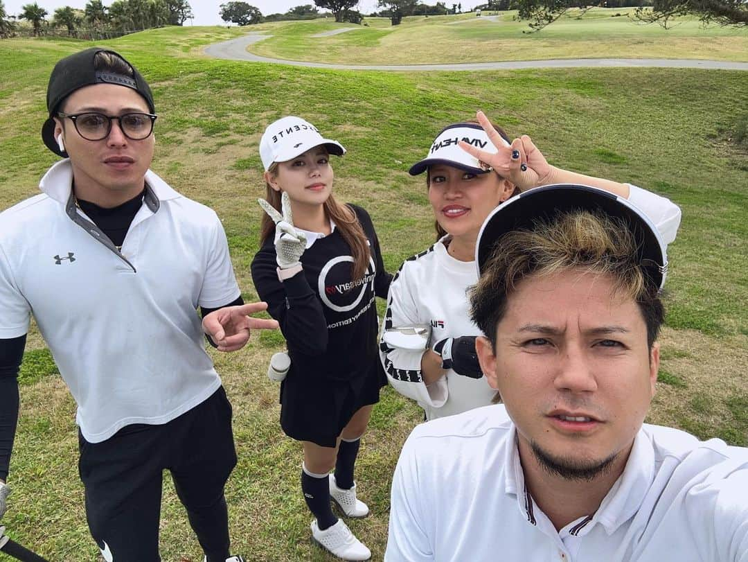 美神れおなさんのインスタグラム写真 - (美神れおなInstagram)「2023年打ち始め⛳️ レイン会(仮)第3回目✋🏻´-  #20230106  まいまい @maimai.0922  まいほ @maiho206  ボブ氏 @bobu_clan  けんちゃん @ken_39pppp  たくま氏 @takuma_akamine0913  たっけー @takke6025  しんごまん @shingosr   楽しかっぱ( ˶˙Θ˙˶ฅ)   #沖縄#沖縄ゴルフ#ゴルフ女子#ゴルフ男子#ゴルフ初心者#⛳️#沖縄BAR#沖縄キャバクラ  #キャバ嬢#キャバ嬢ゴルファー #那覇 #新年初打ち#レイン #BARクラン#ぴーぽーぱーぽー#亀亀フリーダム西町 #貴竹那覇」1月7日 21時36分 - reona1291