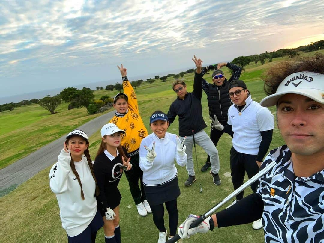 美神れおなさんのインスタグラム写真 - (美神れおなInstagram)「2023年打ち始め⛳️ レイン会(仮)第3回目✋🏻´-  #20230106  まいまい @maimai.0922  まいほ @maiho206  ボブ氏 @bobu_clan  けんちゃん @ken_39pppp  たくま氏 @takuma_akamine0913  たっけー @takke6025  しんごまん @shingosr   楽しかっぱ( ˶˙Θ˙˶ฅ)   #沖縄#沖縄ゴルフ#ゴルフ女子#ゴルフ男子#ゴルフ初心者#⛳️#沖縄BAR#沖縄キャバクラ  #キャバ嬢#キャバ嬢ゴルファー #那覇 #新年初打ち#レイン #BARクラン#ぴーぽーぱーぽー#亀亀フリーダム西町 #貴竹那覇」1月7日 21時36分 - reona1291