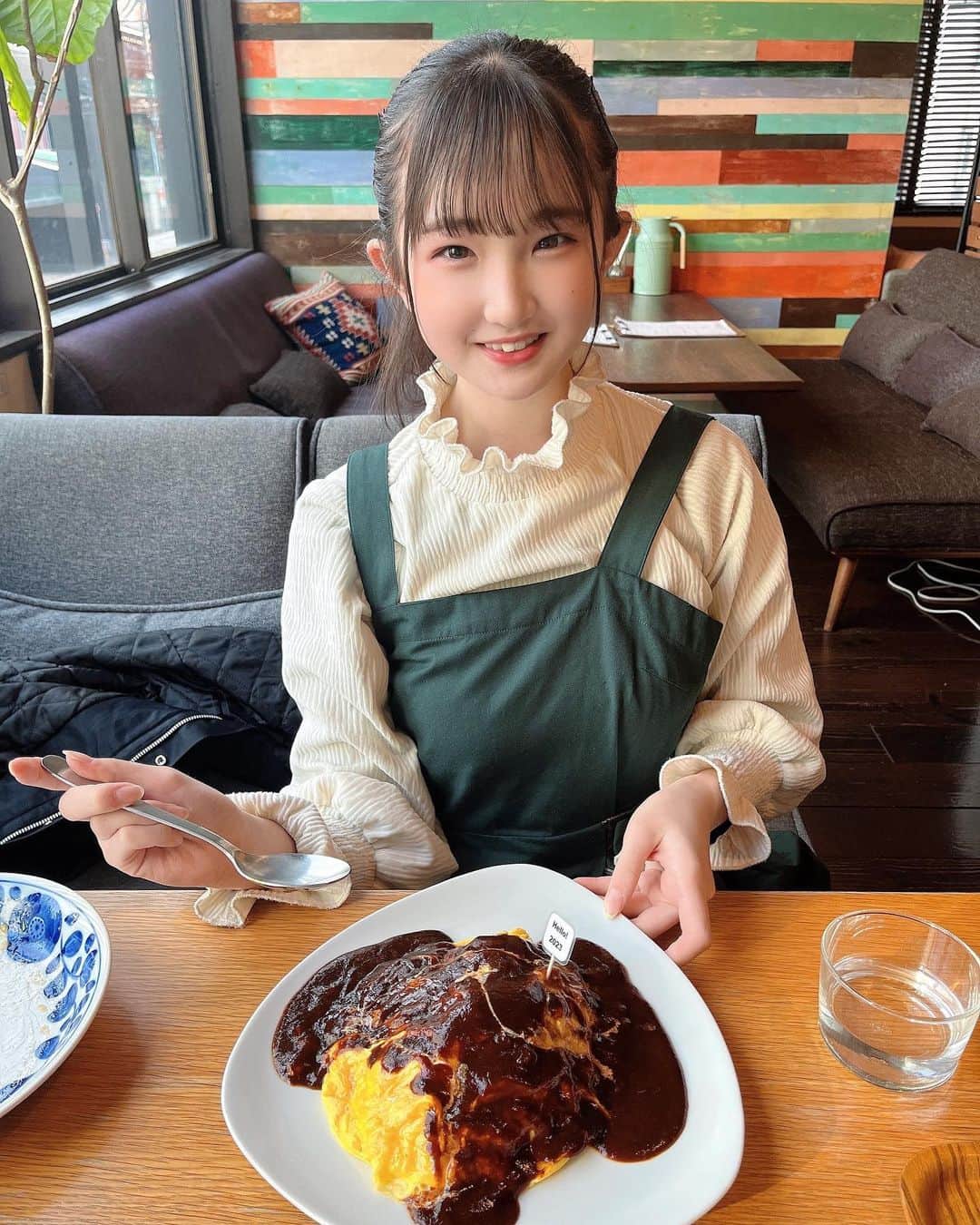 出雲やえさんのインスタグラム写真 - (出雲やえInstagram)「大須観音の近くのmollyさんと ワッフルカーン名古屋大須さんの オムライスとワッフル食べてきました💞 なっちゃんともデート出来て嬉しかったな☺️  #オムライス #デミグラス #ワッフル #いちご #ポニーテール #デート #jc #09 #おいしい #またいつか」1月7日 22時00分 - osu_yae