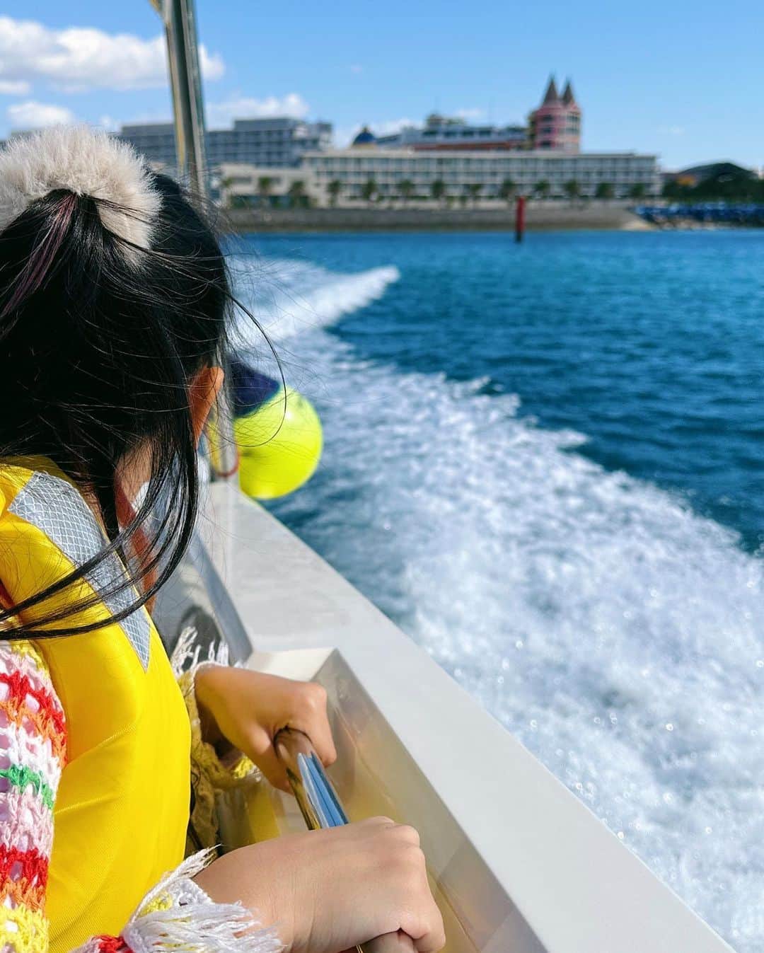 ベビちぃ。さんのインスタグラム写真 - (ベビちぃ。Instagram)「沖縄に行ってきました🌺🌈 ママといっしょに、初めてパラセーリングをしたよ🪂すっごく高くてドキドキしたけど、またやりたいな！ 海とプールにたくさん行けて、沖縄そばも大好きになった💖 なによりあたたかくて最高💕沖縄に住みたいな🌴」1月7日 22時02分 - babychi_official